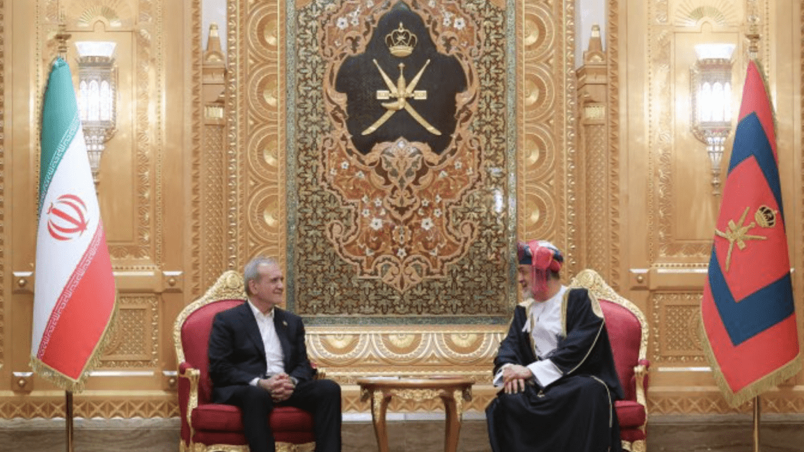 الرئيس الإيراني مسعود بزشكيان خلال لقائه سلطان عُمان هيثم بن طارق